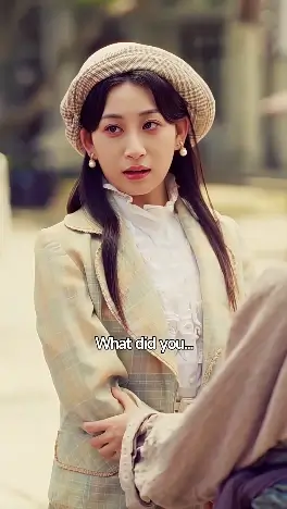 Nicole Lance stands in worn clothes outside a grand mansion in a tense period-drama scene from Mock Me? I Rule the Battlefield.